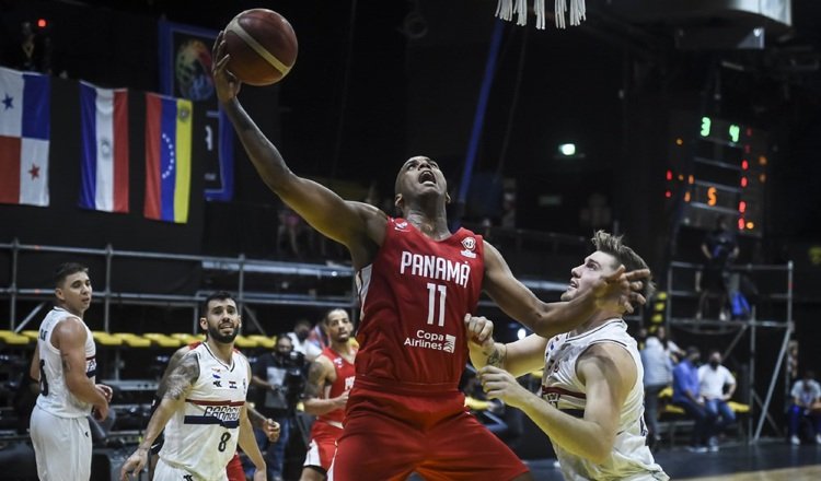 Ernesto Mauro Oglivie de Panamá en e partido contra Paraguay. Foto: Fiba