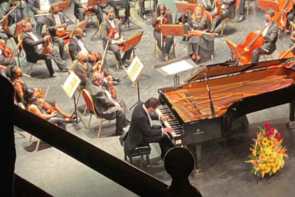 Javier Ruiz tocando junto a la orquesta. Foto: Jahany Buitrago