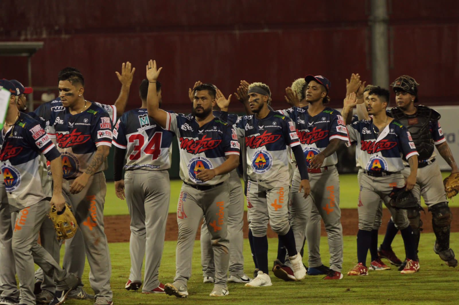 Jugadores de Panamá Metro festejan el triunfo contra Chiriquí. Foto: Fedebeis