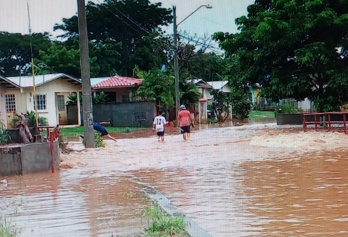 Con los fuertes aguaceros recientes, volvieron varias residencias a ser afectadas. Foto: Thays Domínguez