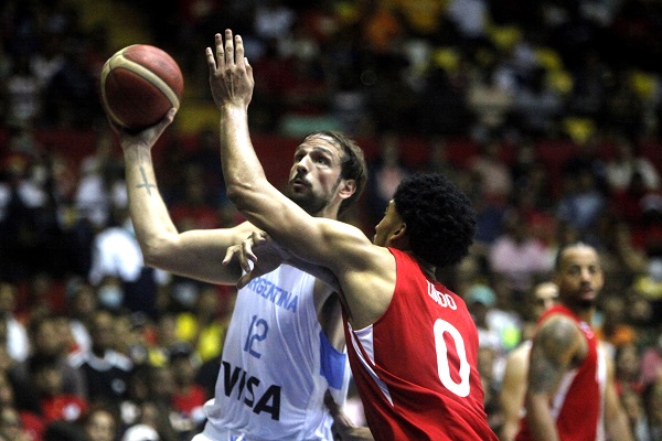 Ricardo Lindo  de Panamá (rojo) defiende ante Marcos Delia de Argentina. Foto: EFE