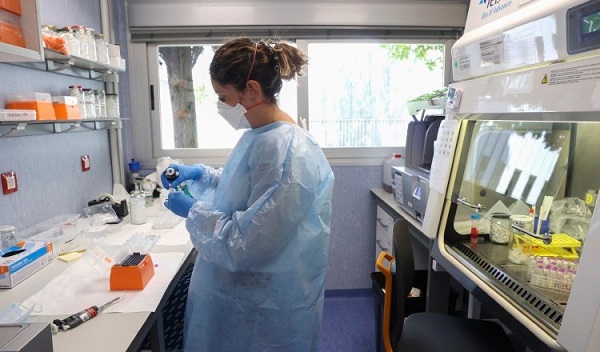 En un laboratorio analizan muestras de la viruela del mono, en una fotografía de archivo. Foto: EFE / Kiko Huesca