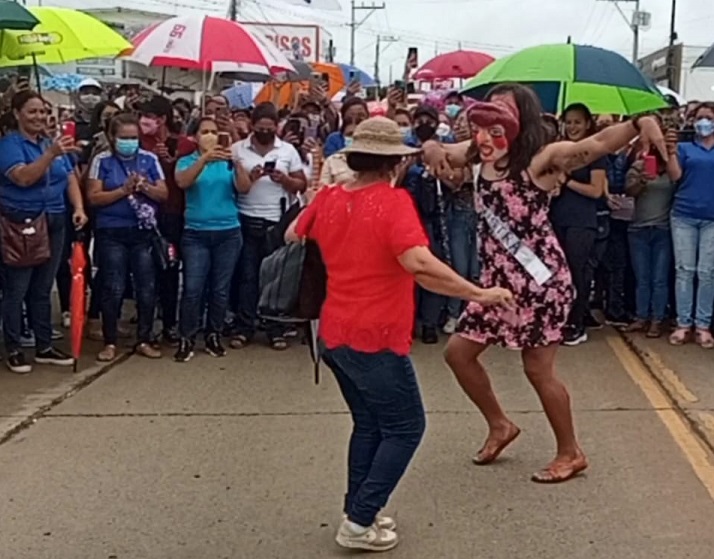 Un parrampán puso el toque de humor y folklore a la manifestación. Foto: Thays Domínguez