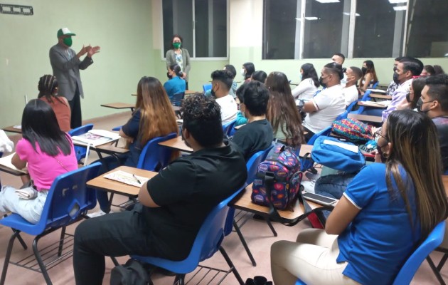  Profesor Garrit Geneteau se prepara para elecciones de la Facultad de Comunicación Social. Foto: Cortesía