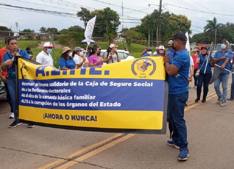 Los docentes caminaron desde el parque Unión hasta la avenida Carmelo Spadafora. Foto: Thays Domínguez 