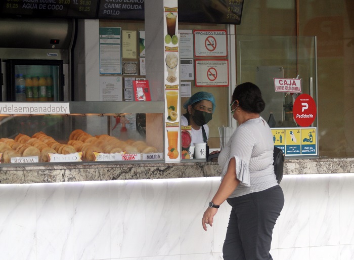 Con la pandemia surgieron comentarios de que el uso de la mascarilla debía mantenerse en restaurantes y fondas, por higiene. Foto: Víctor Arosemena