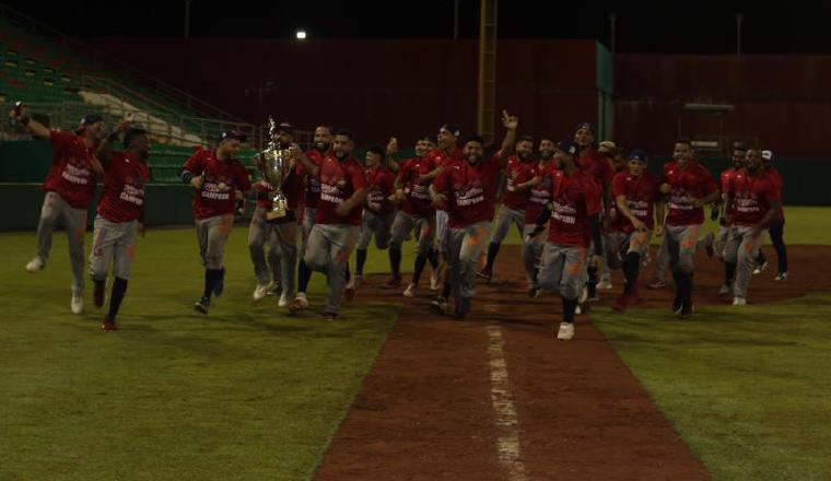 Jugadores de Panamá Metro hacen su recorrido por las bases del Kenny Serracín con el trofeo. Foto: Fedebeis