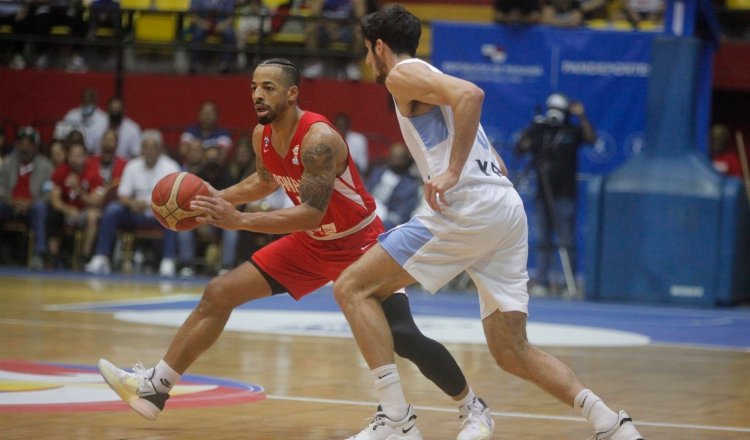 Trevor Gaskins (rojo) de Panamá y Leandro Bolmar de Argentina. Foto:EFE