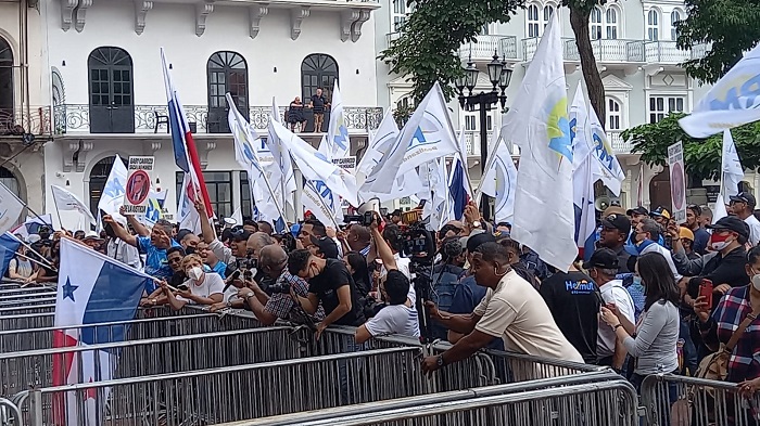 La marcha inició en el parque de Santa Ana y culminó en la plaza Catedral. Foto: Víctor Arosemena