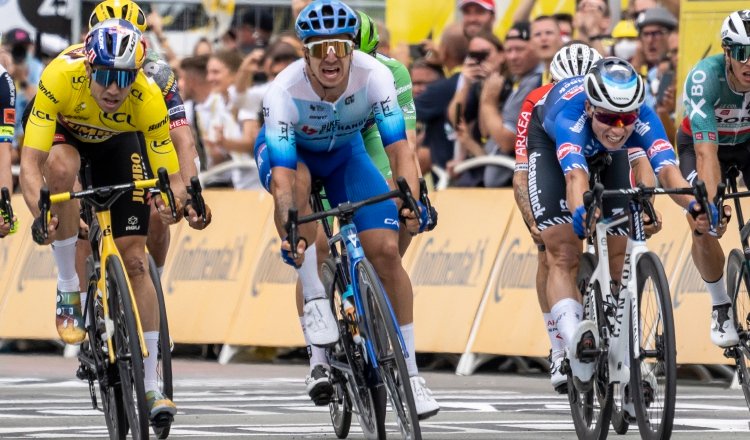 El belga Wout Van Aert estrenará la semana con el maillot amarillo. Foto:EFE