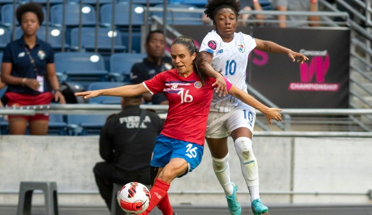 Katherine Alvarado (rojo) de la selección femenil de Costa Rica disputa el balón con Marta Cox de Panamá. Foto:EFE