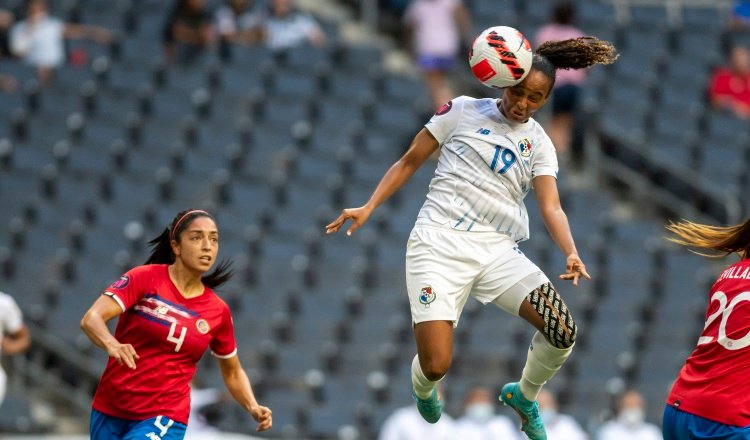 Lineth 'Palito' Cedeño remata el balón en  una jugada contra Costa Rica. Foto:EFE