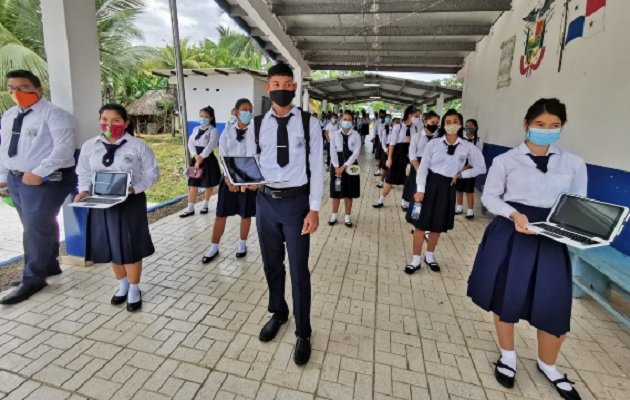 Estudiantes deben continuar con el uso de las mascarillas. Archivo.