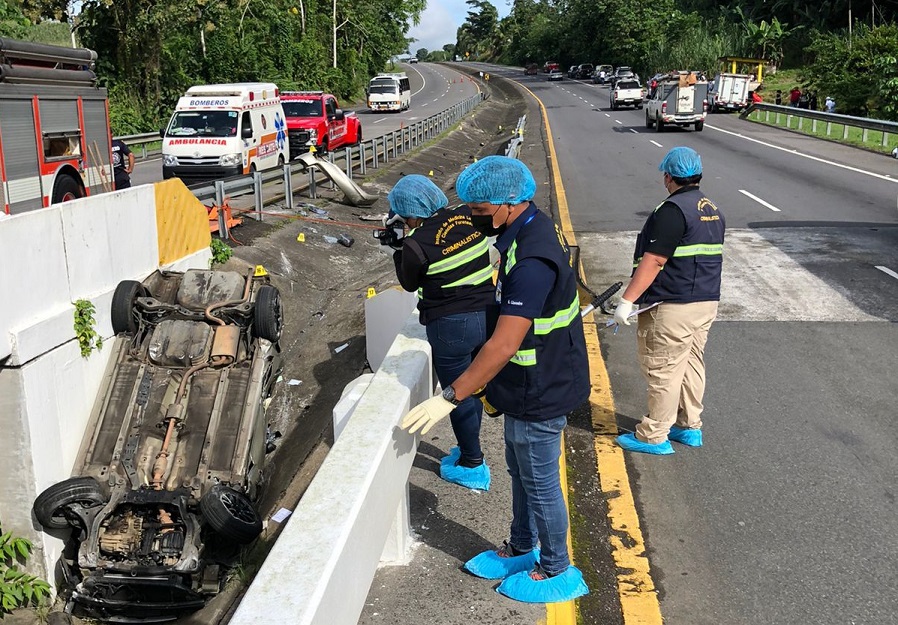 Sobre el puente sobre el río Escarrea, quedó volcado en medio de los dos puentes. Foto:José Vásquez 