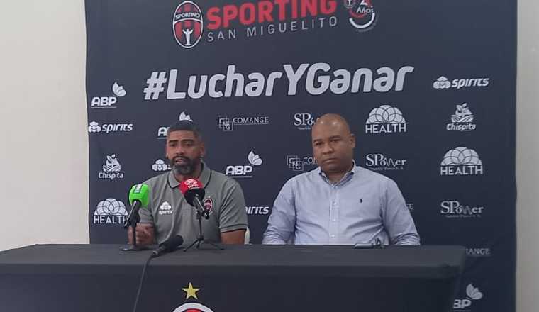 Gabriel 'Gavilán' Gómez gerente deportivo del Sporting y David Castillo gerente del Sporting.