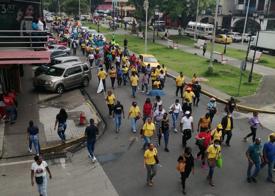 Los docentes se concentraron este viernes en la calle 10 avenida Central de la ciudad de Colón. Foto: Diomedes Sánchez