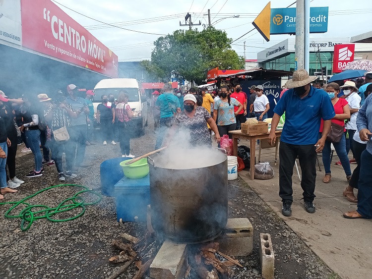 Durante la huelga todos los días harán un sancocho al estilo panameño. Foto: Melquiades Vásquez 