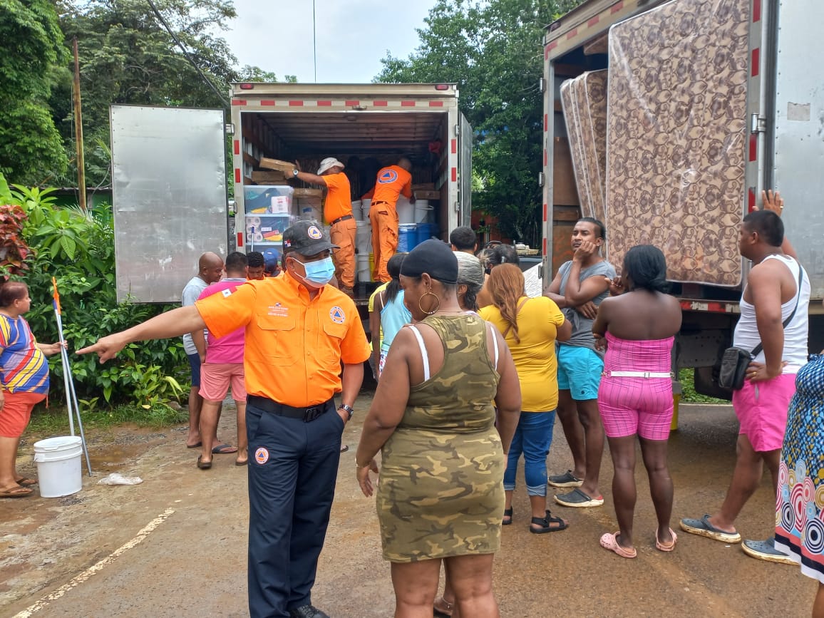 El Sinaproc entrega ayuda a las familias damnificadas por las lluvias en Colón. Foto. Sinaproc