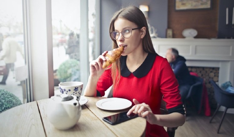 Si lo que te impulsa son las emociones o el estrés, es probable que no estés realmente hambriento. Pexels