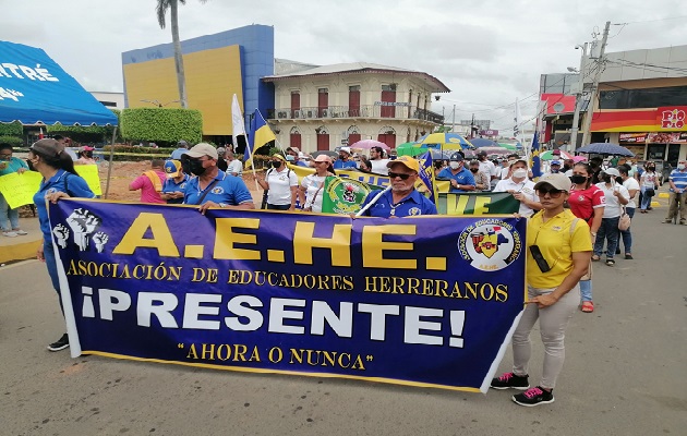 Este sábado los docentes marcharon por las avenidas centrales de Chitré y anunciaron una vigilia la noche del domingo, como medida de protesta. Foto. Thays Domínguez