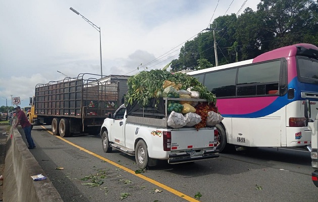 Los transportistas de mercancía perecedera aseguran que el permanecer más de 24 horas en el cierre les está ocasionando pérdidas considerables. Foto. José Vásquez