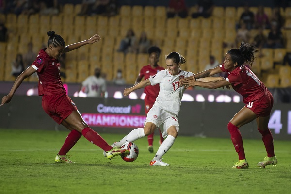 Rebeca Espinosa (der.) y Yerenis de Leon (izq.) de la selección femenil de Panamá disputan el balón con Jessie Fleming (blanco) Canadá. Foto:EFE