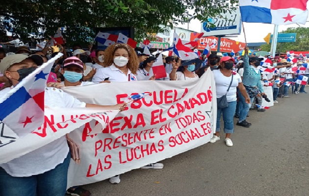 Una gran cantidad de personas portaban banderas nacionales y pancartas con mensajes pidiendo a las autoridades del país, que se resuelva este asunto que afecta al pueblo panameño. Foto. Melquiades Vásquez