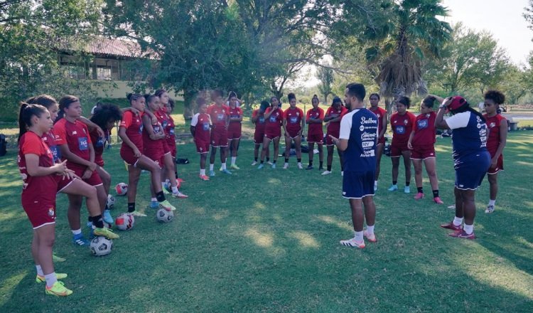 Ignacio 'Nacho' Quintana durante los entrenamientos del equipo panameño ayer en Monterrey. Foto: Fepafut