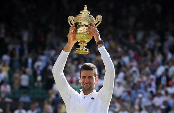 Novak Djokovic  celebra tras ganar el partido final masculino contra Nick Kyrgios. EFE