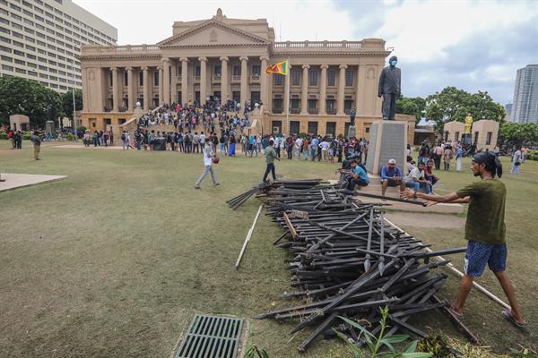 Personas permanece en el exterior del palacio presidencial de Sri Lanka. EFE