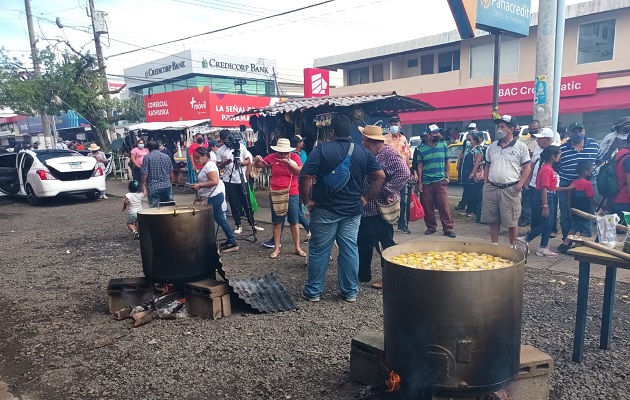 Este domingo los manifestantes desde tempranas horas se reunieron en las instalaciones de AEVE, para cocinar un sancocho en la olla común o 