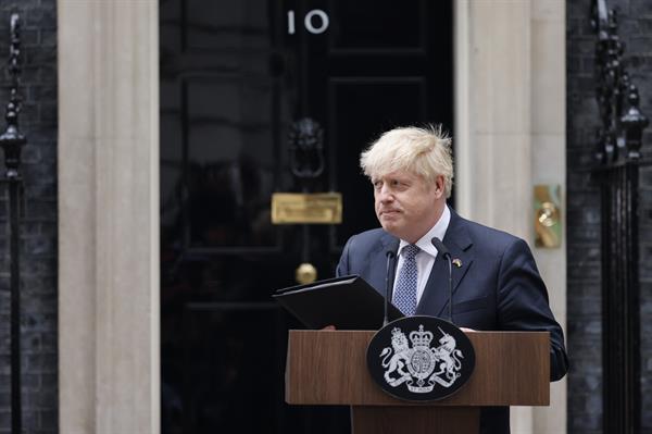 Primer ministro británico, Boris Johnson, anunciando su dimisión.