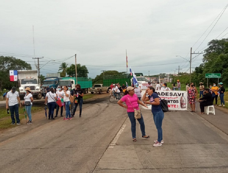 Muchas personas sienten temor de quedar atrapados de un lado u otro del puente sobre el río La Villa. Foto: Thays Domínguez