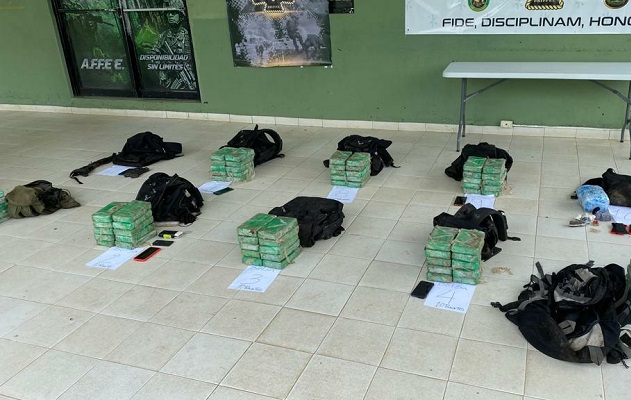 Las autoridades decomisaron 80 paquetes con presunta droga, armas de fuego. Foto. Senafront