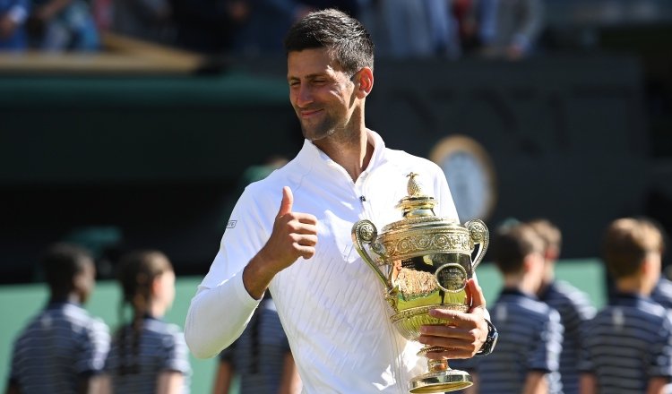 Novak Djokovic festeja con el trofeo en  Wimbledon. Foto:EFE