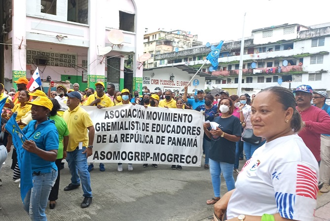 Al ritmo de la música, los docentes de Colón, también este lunes salieron a las calles. Foto: Diomedes Sánchez  .