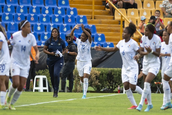 Marta Cox (10) festeja su gol contra Trinidad y Tobago. Foto: EFE