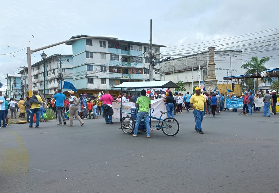 Docentes de la provincia de Colón se mantienen en las calles en apoyo a la huelga indefinida. Foto: Diomedes Sánchez 