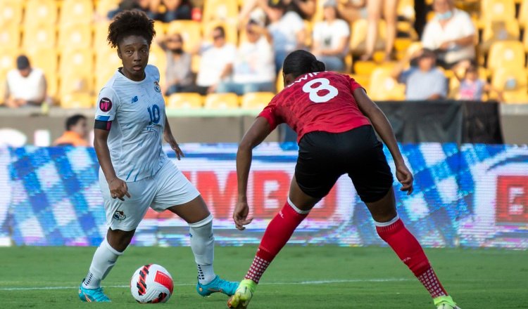 Marta Cox (10) de la selección femenil de Panamá disputa el balón con Victoria Swift  de la selección de Trinidad y Tobago. Foto:EFE 