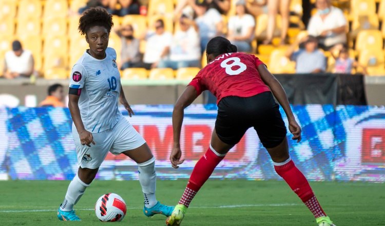 Marta Cox (10) de la selección femenil de Panamá disputa el balón con Victoria Swift de la selección de Trinidad y Tobago. Foto:EFE