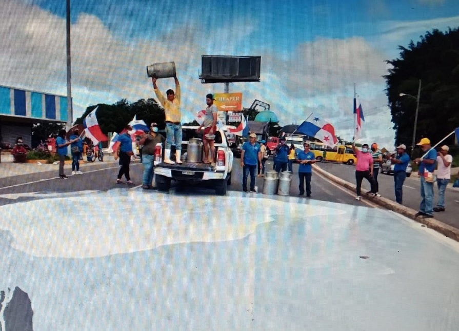 En Azuero pierden diariamente más de 100 mil litros de leche debido a los cierres de vías. Foto: Thays Domínguez