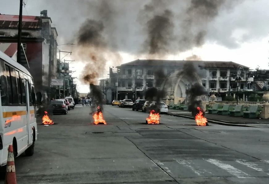 En la vía Amador Guerrero colocaron llantas vehiculares encendidas. Foto: Diomedes Sánchez