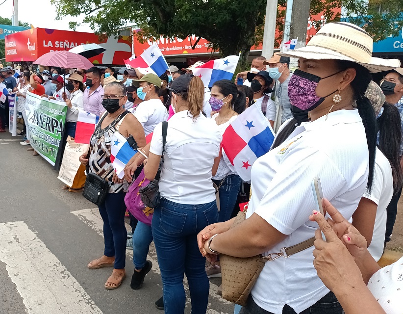 Los educadores caminaron hasta la Gobernación de Veraguas. Foto: Melquiades Vásquez 