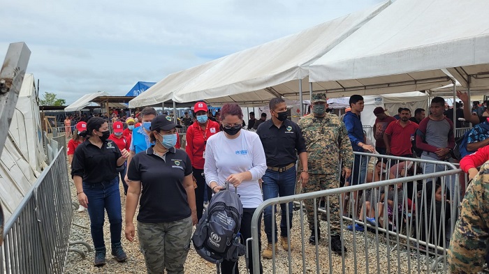 La jefa de Comunicación Global de ACNUR, Joung-ah Ghedini-Williams y la líder de la Misión ACNUR Panamá, Philippa Candler, visitaron la estación receptora de San Vicente a inicios de este mes. Foto: Cortesía Migración