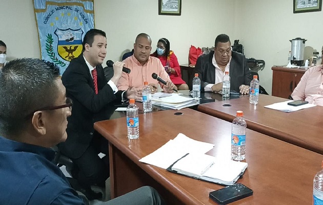 El director nacional del Banco Hipotecario Nacional (BHN), Gran Mac Córdoba, durtante una reunión precisó que las personas deben pagar por lo menos la tasa de aseo. Foto. Diomedes Sánchez