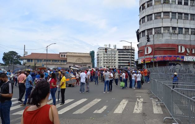 La Policía Nacional mantiene custodiada la Asamblea Nacional con vallas de hierro para evitar el paso de los manifestantes. Foto: Víctor Arosemena