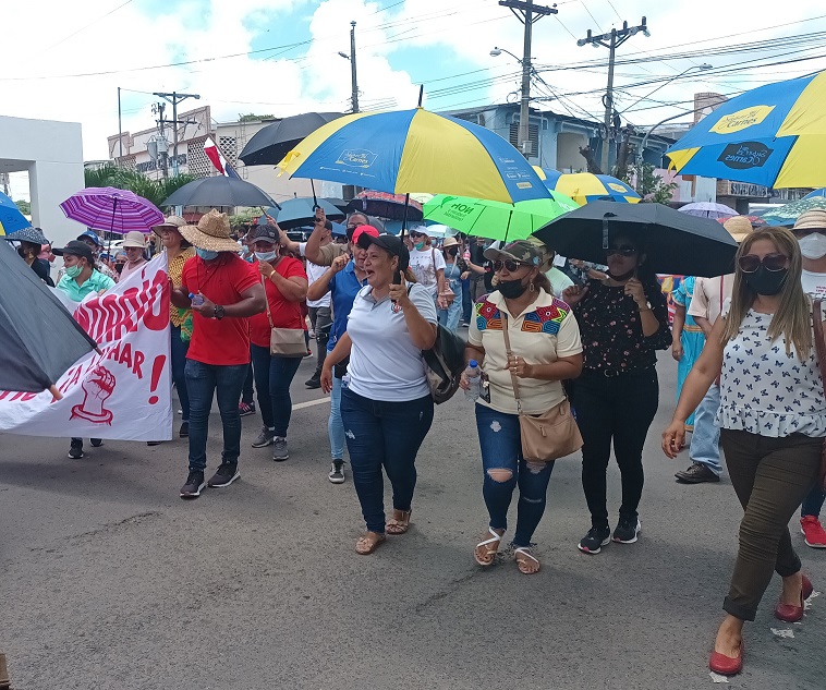 Docentes, productores y grupos organizados se movilizaron a la Gobernación de Veraguas. Foto: Melquiades Vásquez