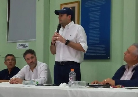 El vicepresidente Carrizo estuvo brevemente en la mesa de diálogo en Santiago. Foto: Melquiades Vásquez