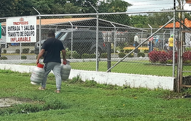 La empresa informó a la comunidad que solo se podía vender un tanque de gas licuado de 25 libras por persona. Foto. José Vásquez