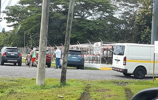La población está solicitando a los gremios llegar a un acuerdo, ya que se está perjudicando directamente al pueblo con los cierres en la vía Interamericana. Foto. José Vásquez